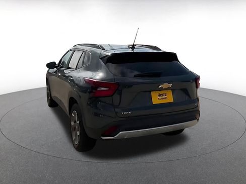 Used 2025 Chevrolet Trax LT FWD image 11