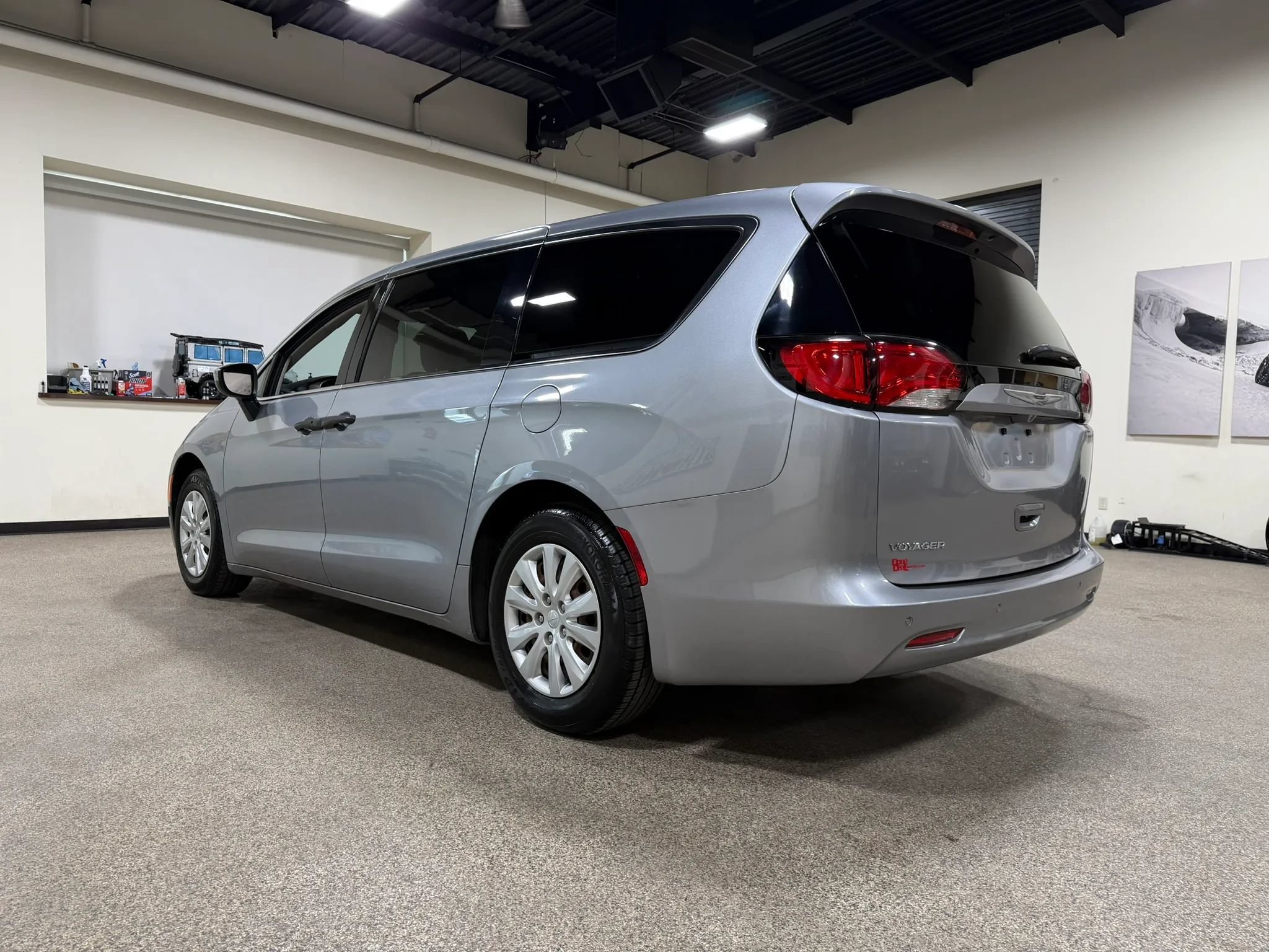 Used 2021 Chrysler Voyager L FWD image 7