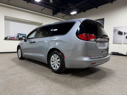 Used 2021 Chrysler Voyager L FWD image 7