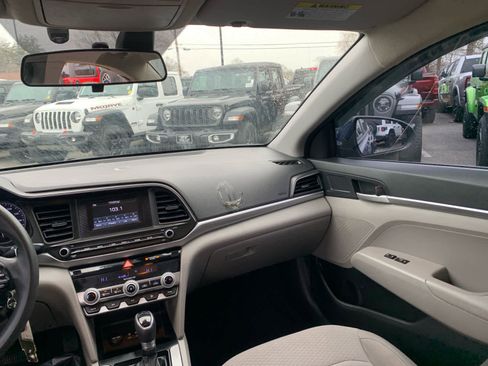 Used 2020 Hyundai Elantra SE image 33