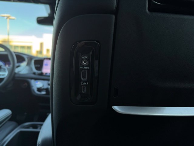 New 2026 Chrysler Pacifica Select AWD/4WD image 24