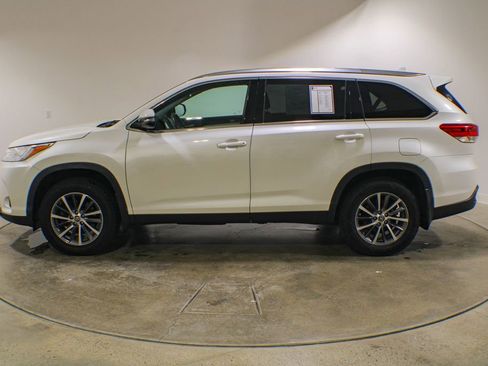 Used 2019 Toyota Highlander XLE AWD/4WD image 2