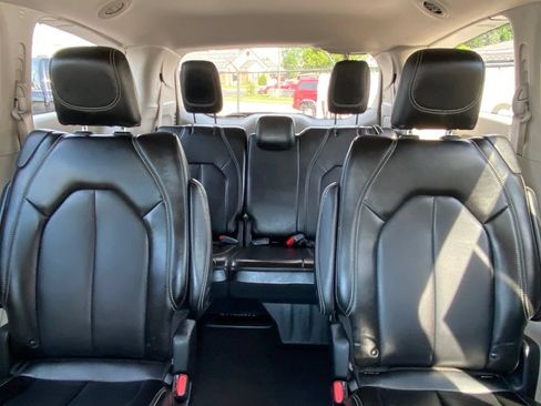 Used 2023 Chrysler Pacifica Touring-L FWD image 27