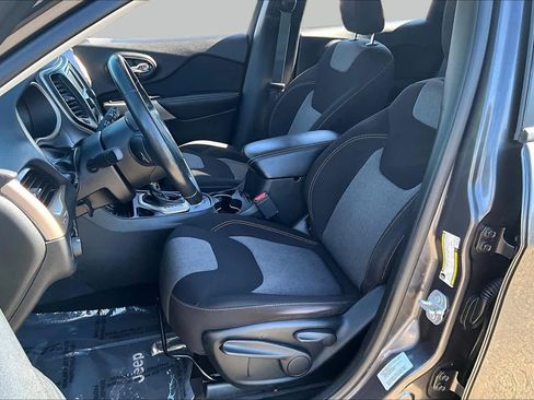Used 2017 Jeep Cherokee Sport FWD image 7