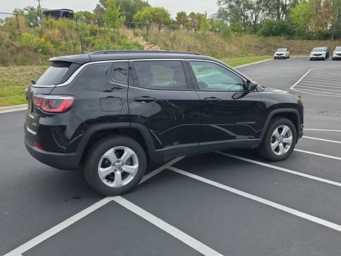 Used 2018 Jeep Compass Latitude w/ Popular Equipment Group AWD/4WD image 3