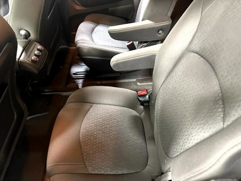 Used 2016 GMC Acadia SLE image 15