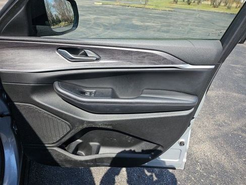 Used 2023 Jeep Grand Cherokee L Limited w/ Black Appearance Package image 15