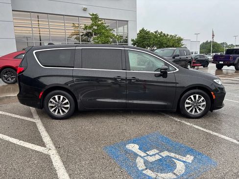 Used 2023 Chrysler Pacifica Touring-L FWD image 30