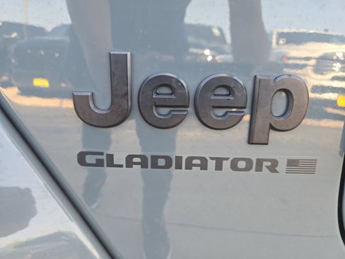 Used 2024 Jeep Gladiator Sport AWD/4WD image 9