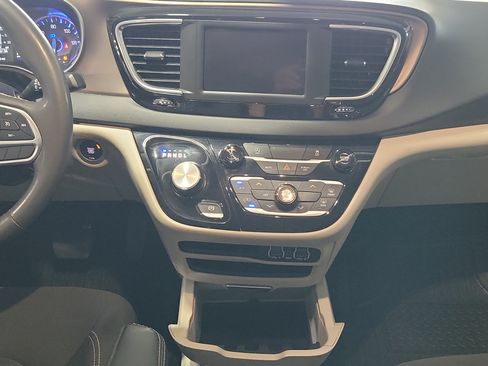 Used 2023 Chrysler Voyager LX FWD image 17