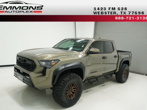 Used 2025 Toyota Tacoma TRD Off-Road AWD/4WD image 1
