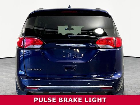 Used 2018 Chrysler Pacifica Touring-L FWD image 5