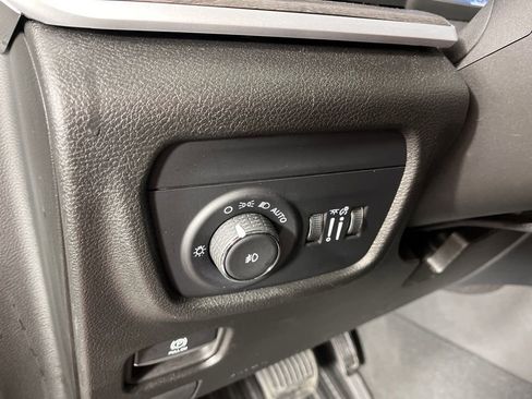 Used 2024 Jeep Grand Cherokee Limited w/ Black Appearance Package image 27