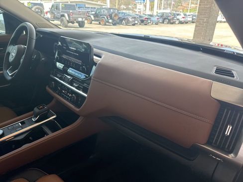 Used 2025 Nissan Pathfinder Platinum image 24