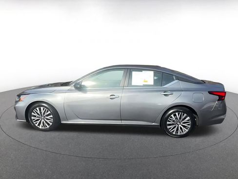 Used 2025 Nissan Altima 2.5 SV FWD image 9