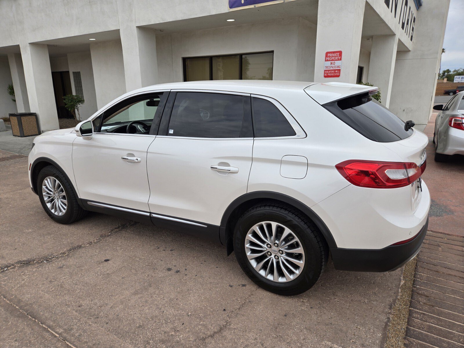 Used 2017 Lincoln MKX Select w/ Select Plus Package FWD image 3