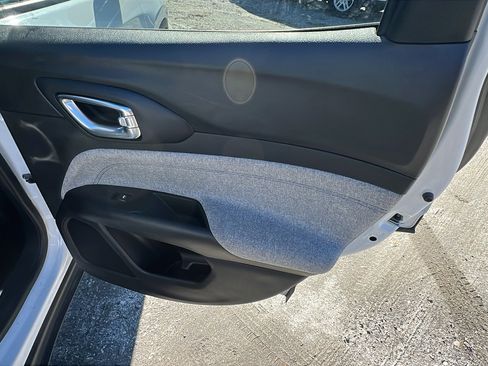 Used 2024 Jeep Compass Latitude image 20