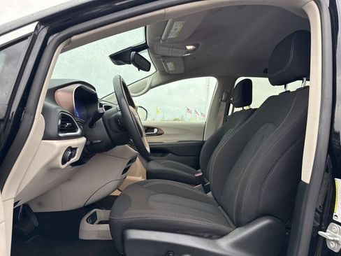 Used 2024 Chrysler Voyager LX FWD image 15
