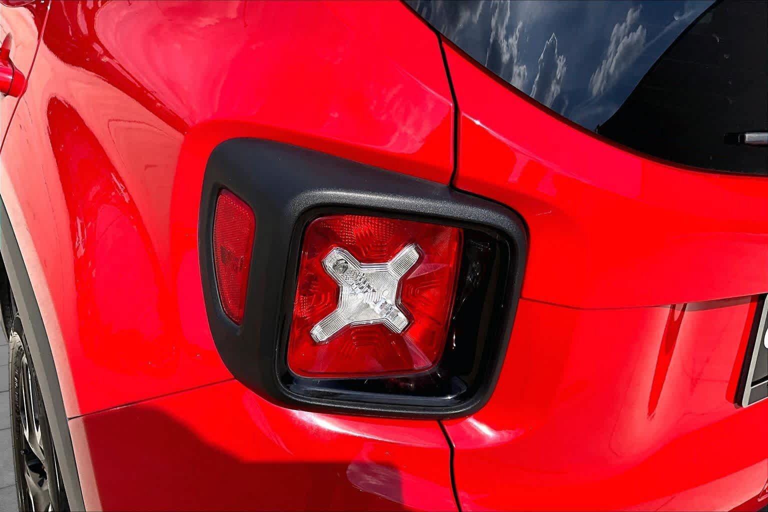 Used 2018 Jeep Renegade Altitude FWD image 26