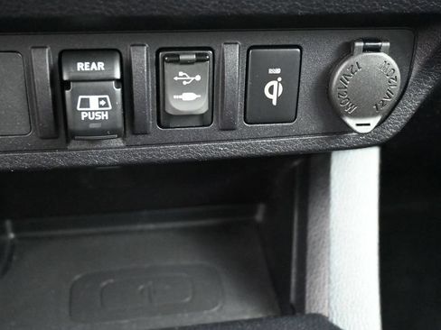 Used 2018 Toyota Tacoma TRD Sport AWD/4WD image 13