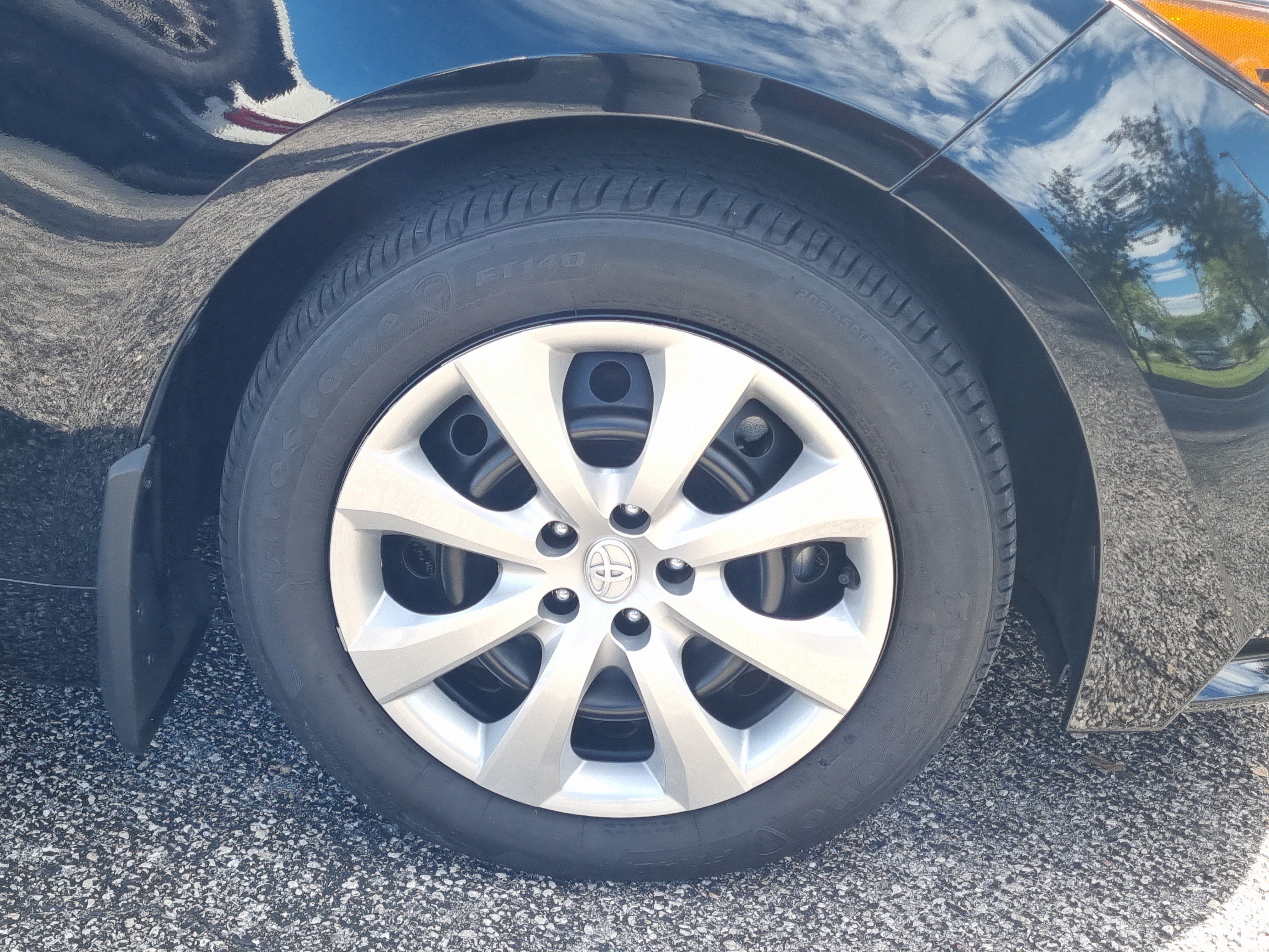 Used 2025 Toyota Corolla LE FWD image 9