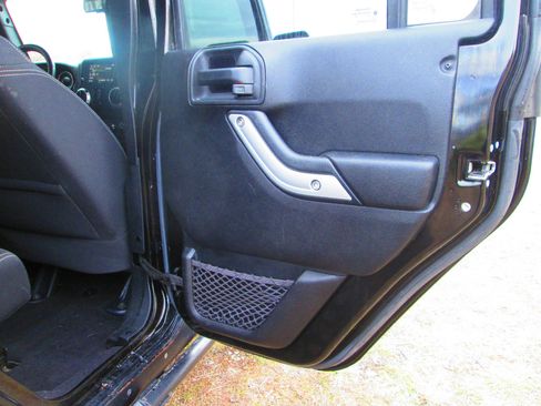 Used 2015 Jeep Wrangler Unlimited Rubicon image 11