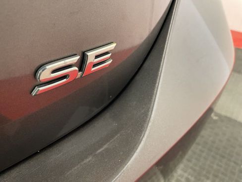 Used 2021 Toyota Camry SE image 11