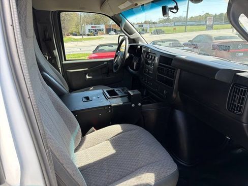 Used 2018 Chevrolet Express 2500 RWD image 16