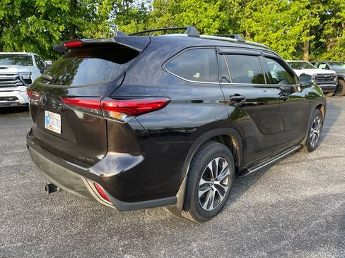 Used 2021 Toyota Highlander XLE AWD/4WD image 3
