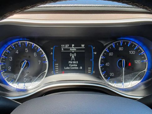 Used 2017 Chrysler Pacifica Touring-L FWD image 21