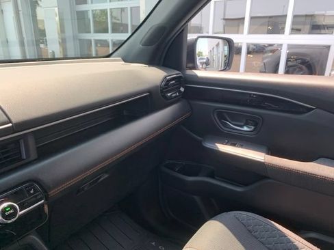 Used 2025 Honda Pilot Sport image 17