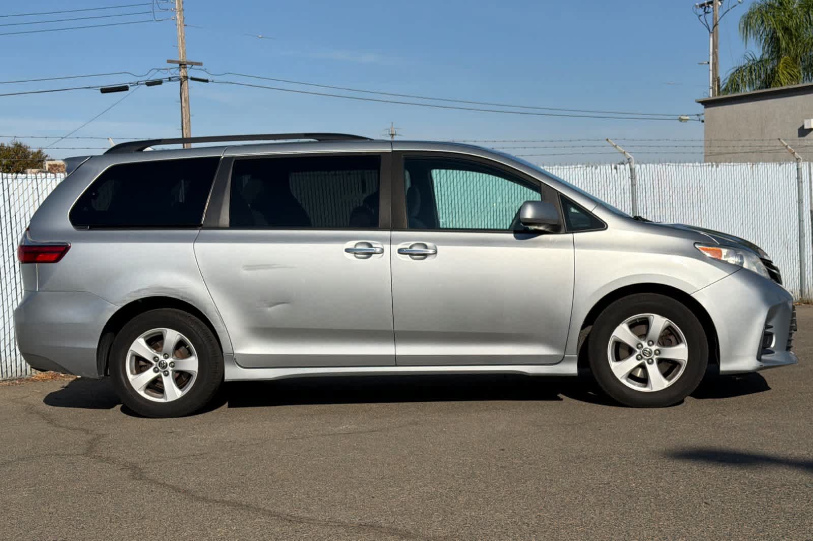 Used 2020 Toyota Sienna LE w/ LE Preferred Package FWD image 6