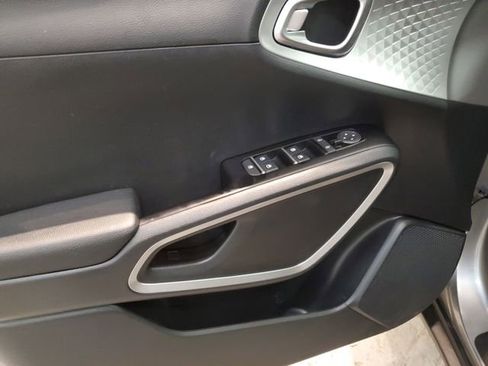 Used 2022 Kia Soul LX image 11