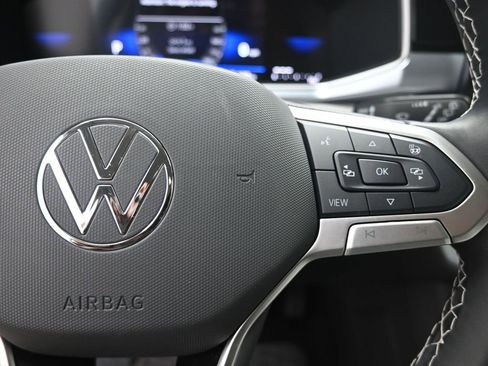 Used 2025 Volkswagen Taos SE image 14