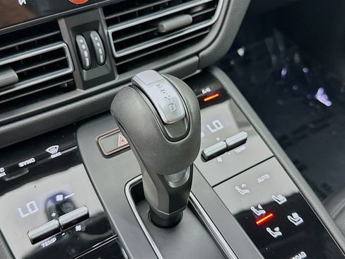 Certified 2025 Porsche Macan AWD/4WD image 19