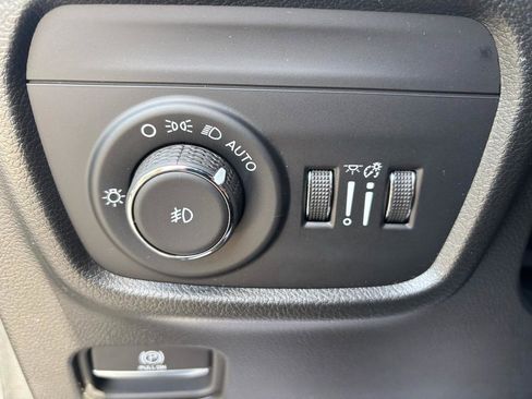 Used 2024 Jeep Grand Cherokee Limited w/ Luxury Tech Group II image 16