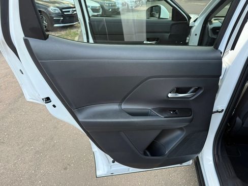 Used 2025 Nissan Kicks SV AWD/4WD image 31