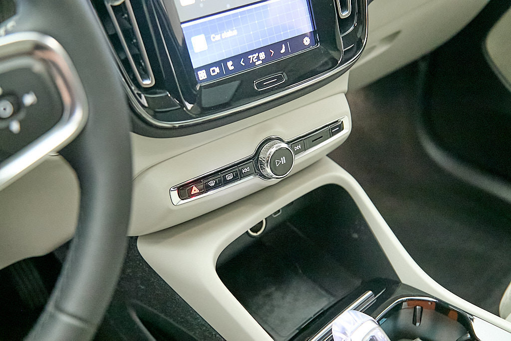 Certified 2023 Volvo XC40 B5 Plus w/ Protection Package Premier AWD/4WD image 16