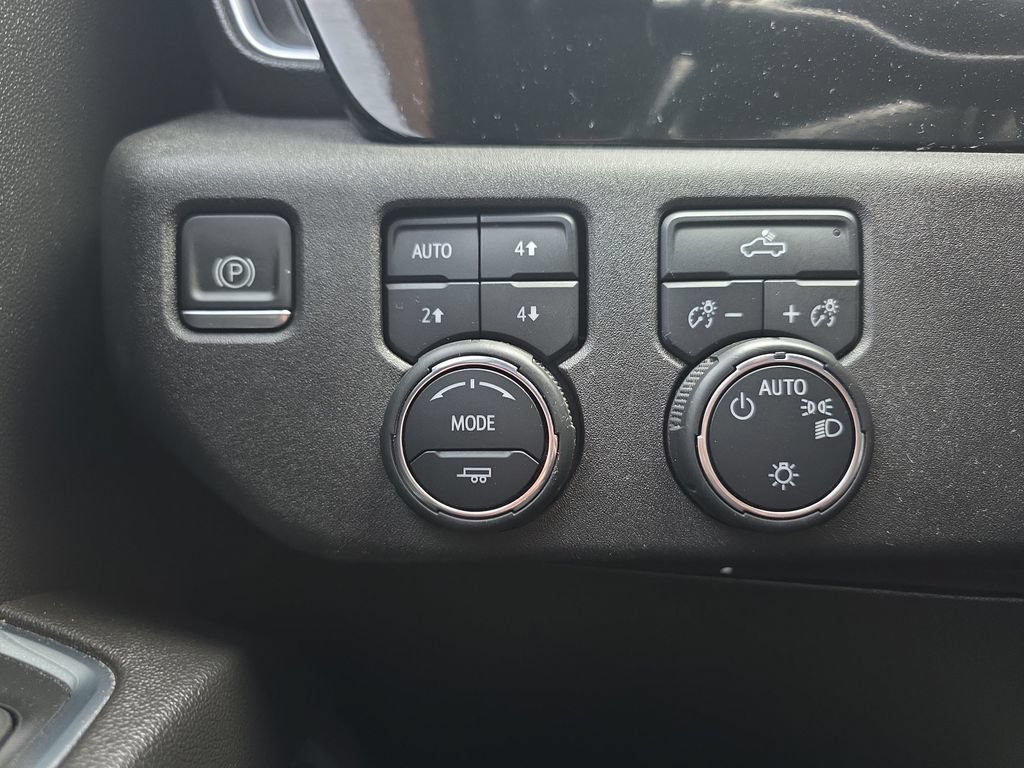 Used 2022 Chevrolet Silverado 1500 LT w/ Z71 Off-Road Package AWD/4WD image 42