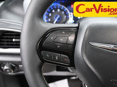 Used 2025 Chrysler Pacifica Limited image 18