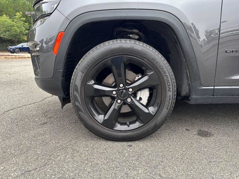 Used 2024 Jeep Grand Cherokee Limited w/ Black Appearance Package AWD/4WD image 9