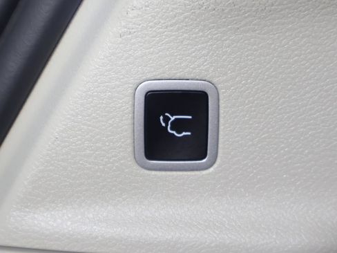 Used 2024 Chrysler Pacifica Touring-L FWD image 22