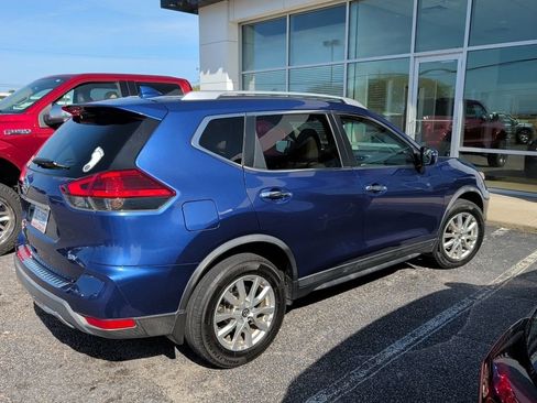 Used 2017 Nissan Rogue SV image 3