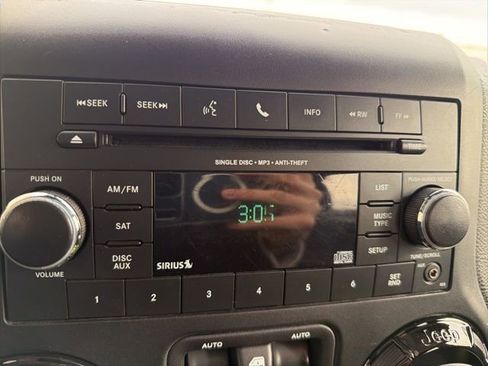 Used 2017 Jeep Wrangler Sahara image 14