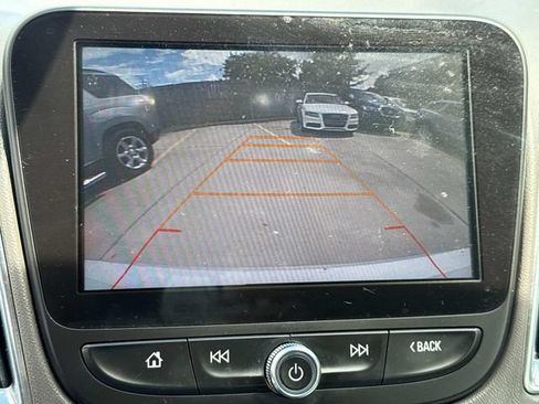 Used 2017 Chevrolet Malibu LT FWD image 25