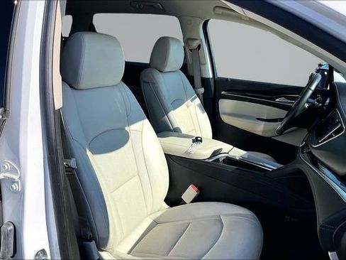 Used 2023 Buick Enclave Essence AWD/4WD image 7