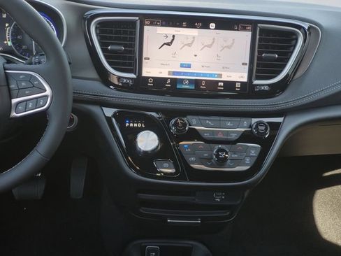 New 2027 Chrysler Pacifica Select FWD image 17