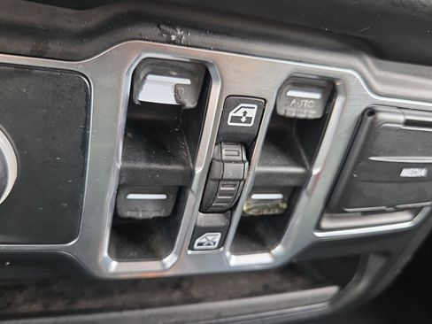 Used 2018 Jeep Wrangler Unlimited Sport S AWD/4WD image 19