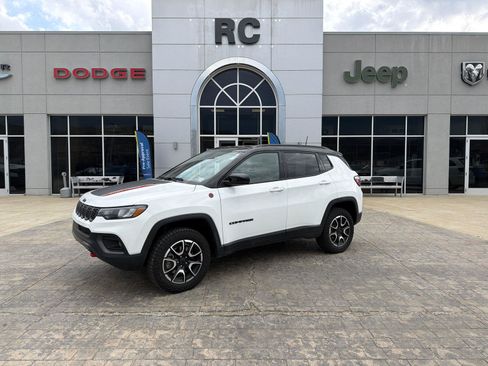 Used 2025 Jeep Compass Trailhawk AWD/4WD image 4