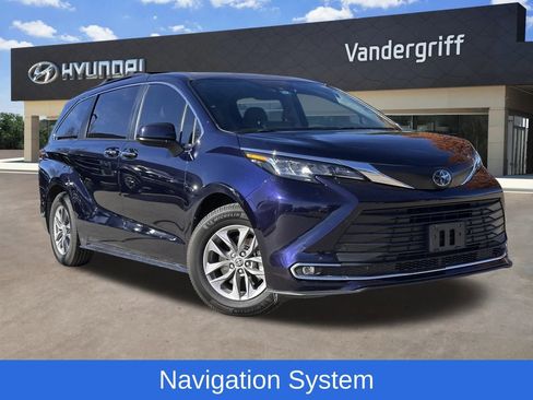 Used 2022 Toyota Sienna XLE image 1